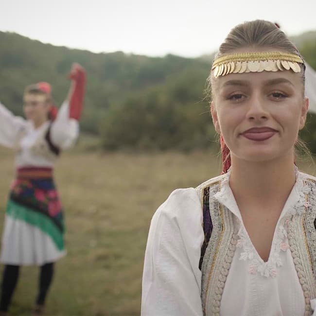 'Bifurkacioni: Iluminando la encrucijada artística de Kosovo'